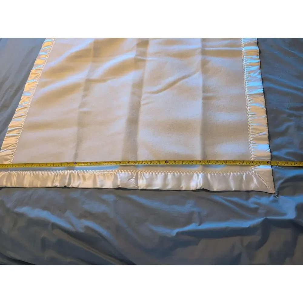 VTG NWOT Baby‎ Quiltex Ivory Cream Satin Trim Baby Blanket Acrylic 36x47 USA